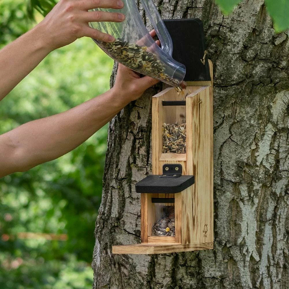 Zweistöckiger Eichhörnchen-Futterautomat „Gabriola“ 4 Zweistöckiger Eichhörnchen-Futterautomat „Gabriola“ – Bild 2